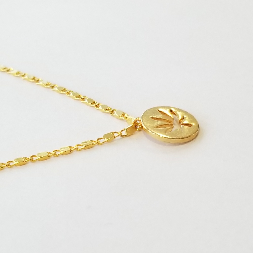 Gold coin leaf pendant necklace - Picture 4 of 6